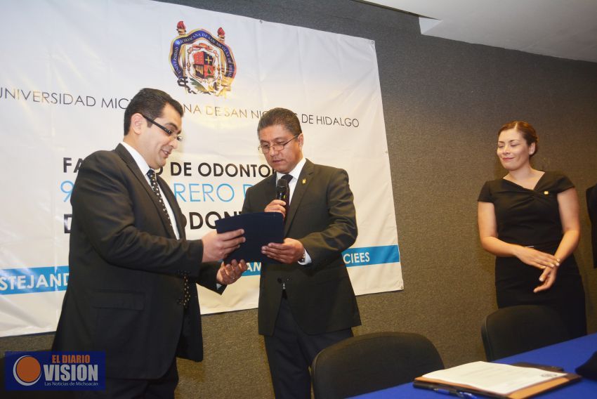 Entregan reconocimiento a la Facultad de Odontología