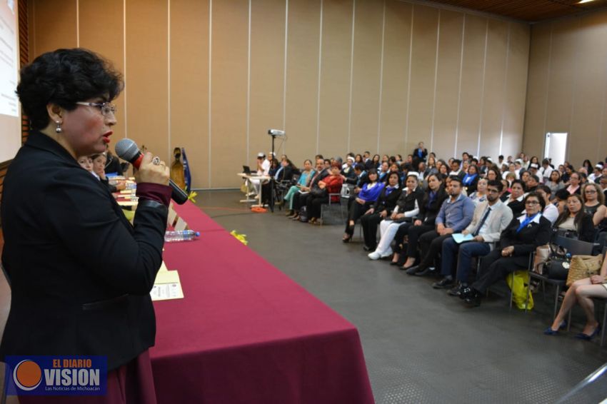 La diputada Anita Sánchez entrega reconocimiento a enfermer@s destacad@s