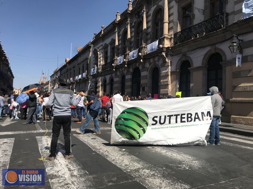 Bloquea SUTTEBAM la Avenida Madero frente al Congreso.