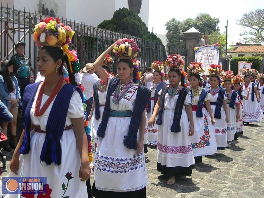 Desfile de Aguadoras, Domingo de Pascua en Uruapan, Michoacán