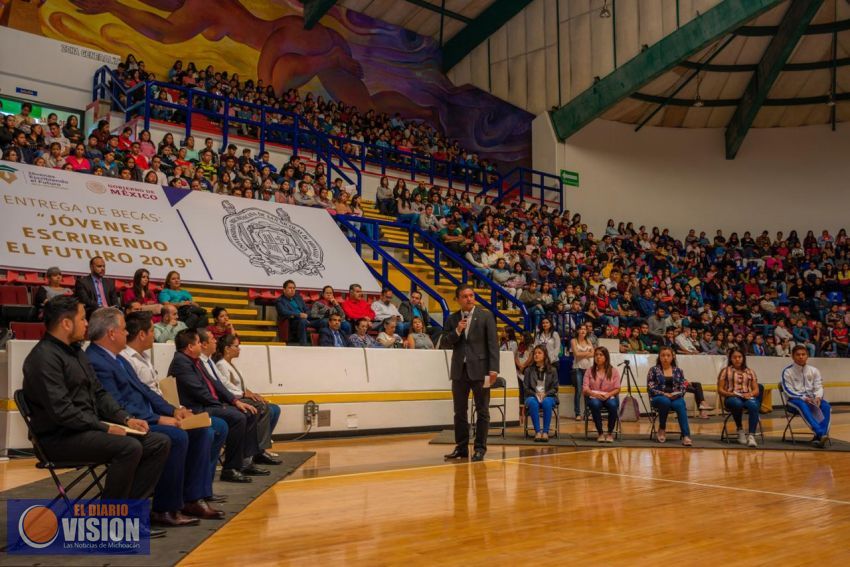 Entregan Becas Futuro a nicolaitas con la finalidad de disminuir la deserción escolar 