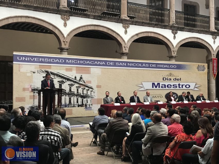 Reconocen a los Maestros en la Universidad Michoacana.