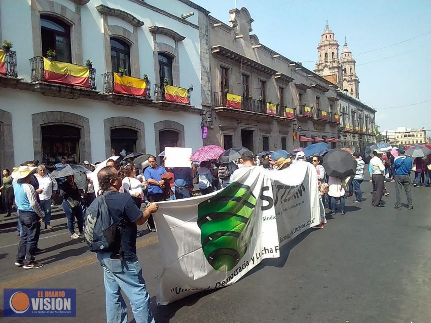 Trabajadores de Telebachillerato se manifiestan en el Congreso del Estado.