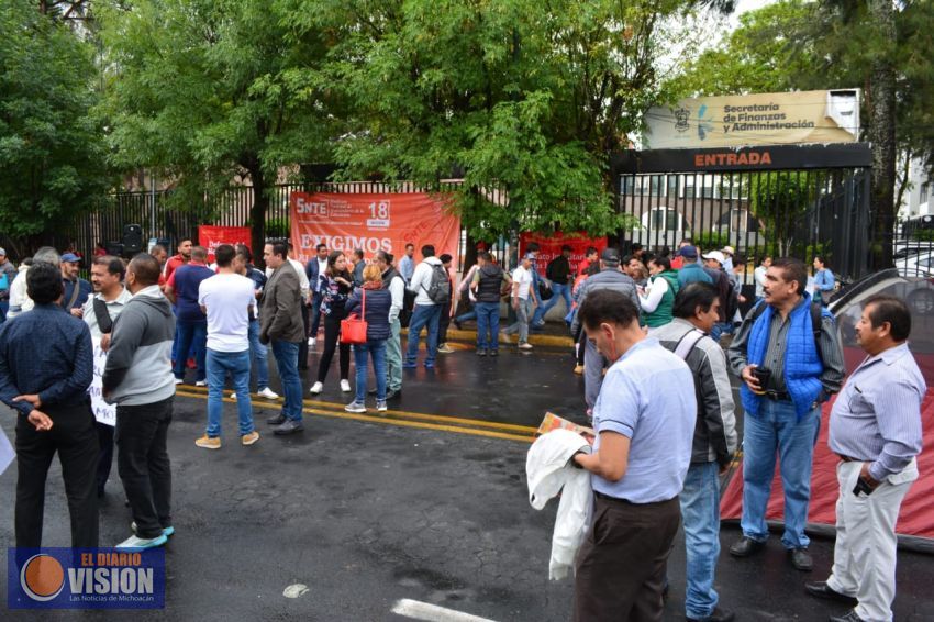 Maestros del SNTE toman la Secretaria de Finanzas en Michoacán