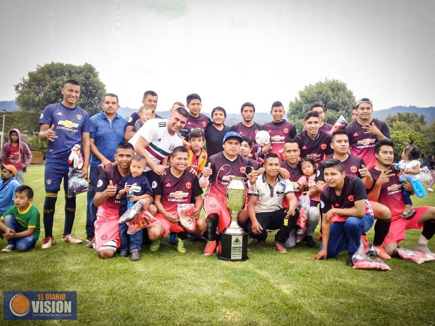 Premian a los ganadores de la liga municipal de fútbol varonil en Tingambato