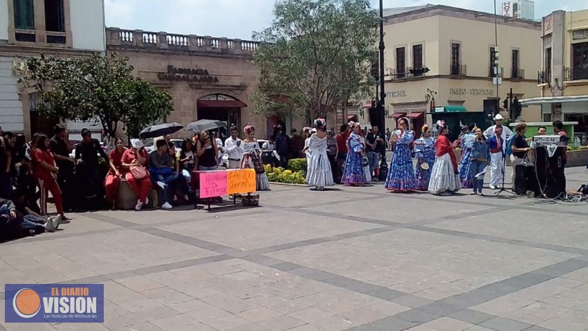 Estudiantes realizan marcha y plantón en demandas de becas