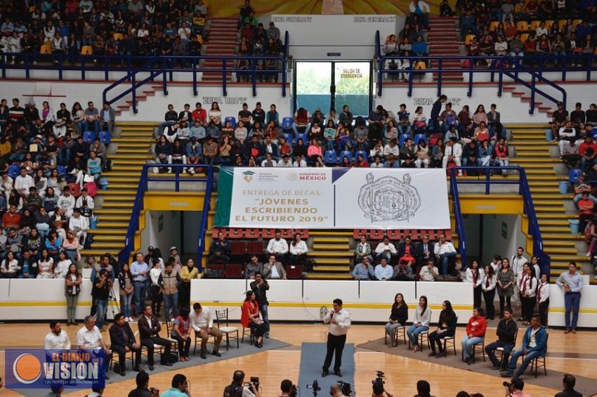 Las becas deben servir para abatir la deserción escolar y los índices de reprobación: Rector UMSNH