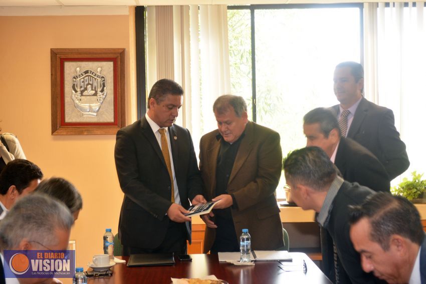  Entrega Rector de la UMSNH ejemplares del CCT 2019 al SPUM.