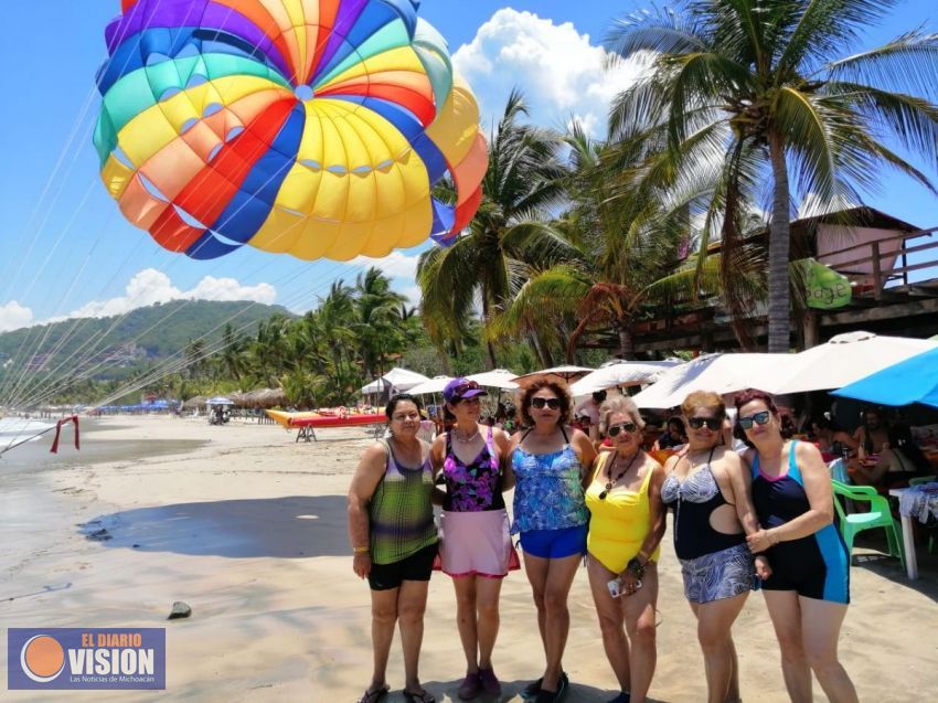 Adultos Mayores del Centro Cultural del DIF Michoacán, en viaje recreativo a Ixtapa-Zihuatanejo