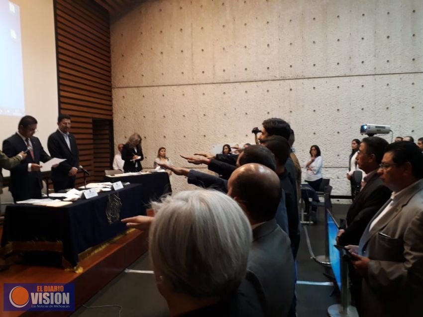 Rector toma protesta a directores provisionales, durante sesión de Consejo Universitario