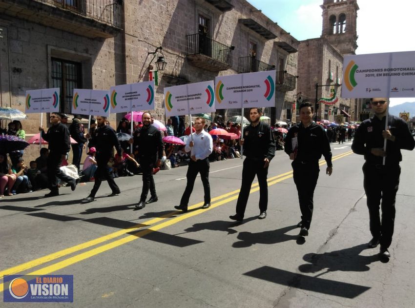 Acompañan estudiantes destacados del ITSCH a Alberto Frutis Solís en el desfile 