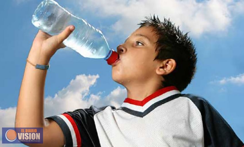 Dos litros de agua al día y no contener las ganas de orinar, medidas sencillas contra infecciones