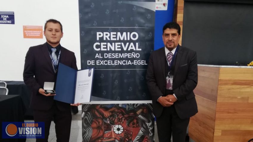 Alumno del ITSCH galardonado por su sobresaliente calificación en examen EGEL