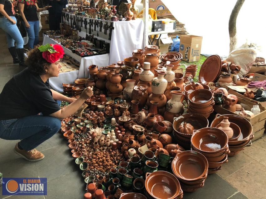 Crece 45% venta de artesanías en Tianguis de Noche de Muertos