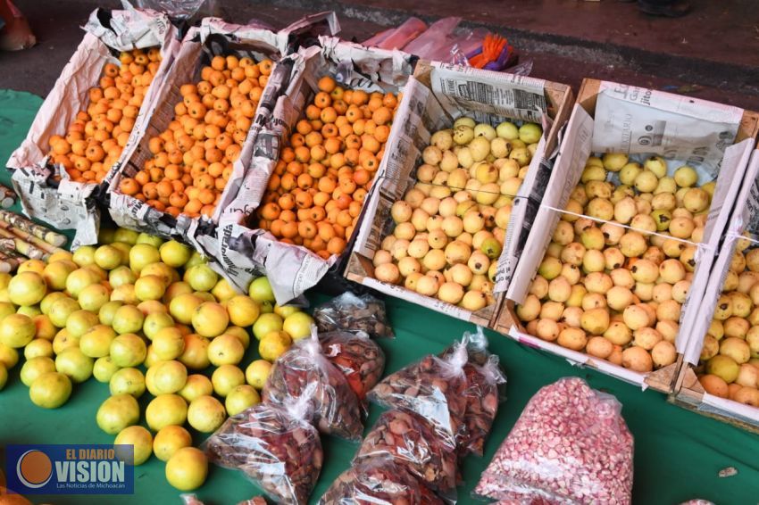 Tianguis de la Feria ofrece productos navideños a bajos costos 