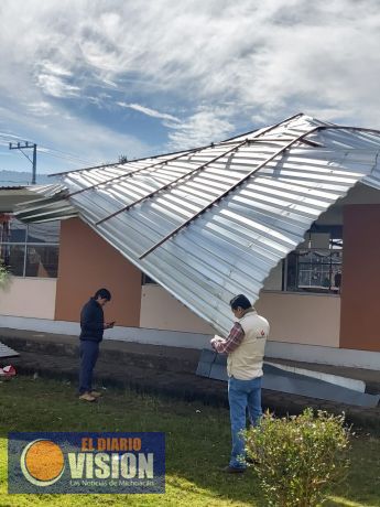 Revisan planteles educativos de Paracho luego de los fuertes vientos 