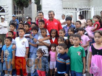 Aldo Macias realiza proselitismo en el Barrio de San Juan Quemado 