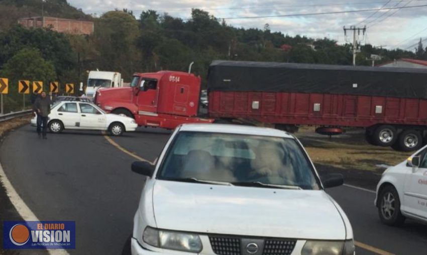 Transportistas bloquean carretera de la Cañada de los 11 Pueblos 