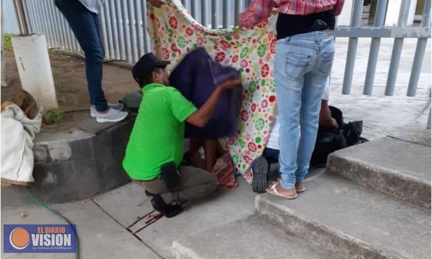 Por falta de médicos, nace niña en la entrada del Centro de Salud en Aquila 