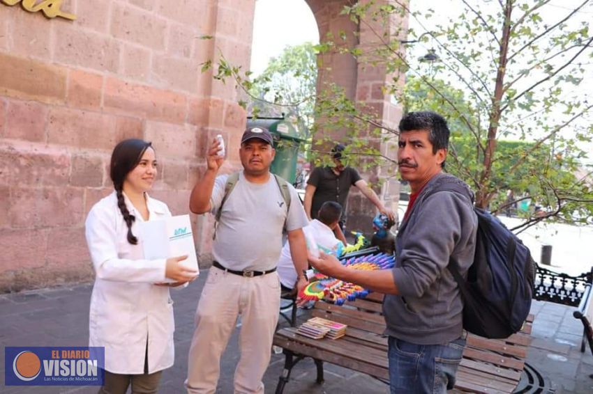 Alumnos de la UTM regalan gel a los morelianos