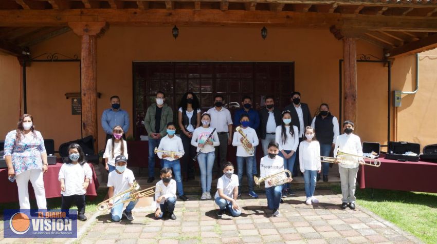 Dota Secum de instrumentos a orquesta juvenil de Santa Clara del Cobre