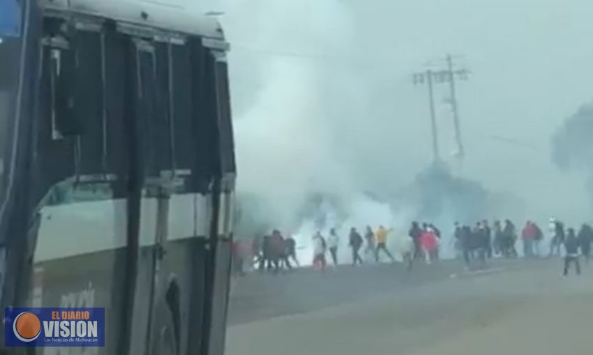 Normalistas de Tiripetio se enfrentan a la Policía Michoacán, reportan heridos 