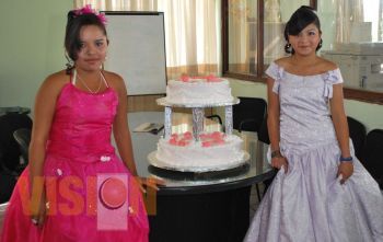 Celebran sus quinceaños, Martha Erandi y Gabriela Cambrón