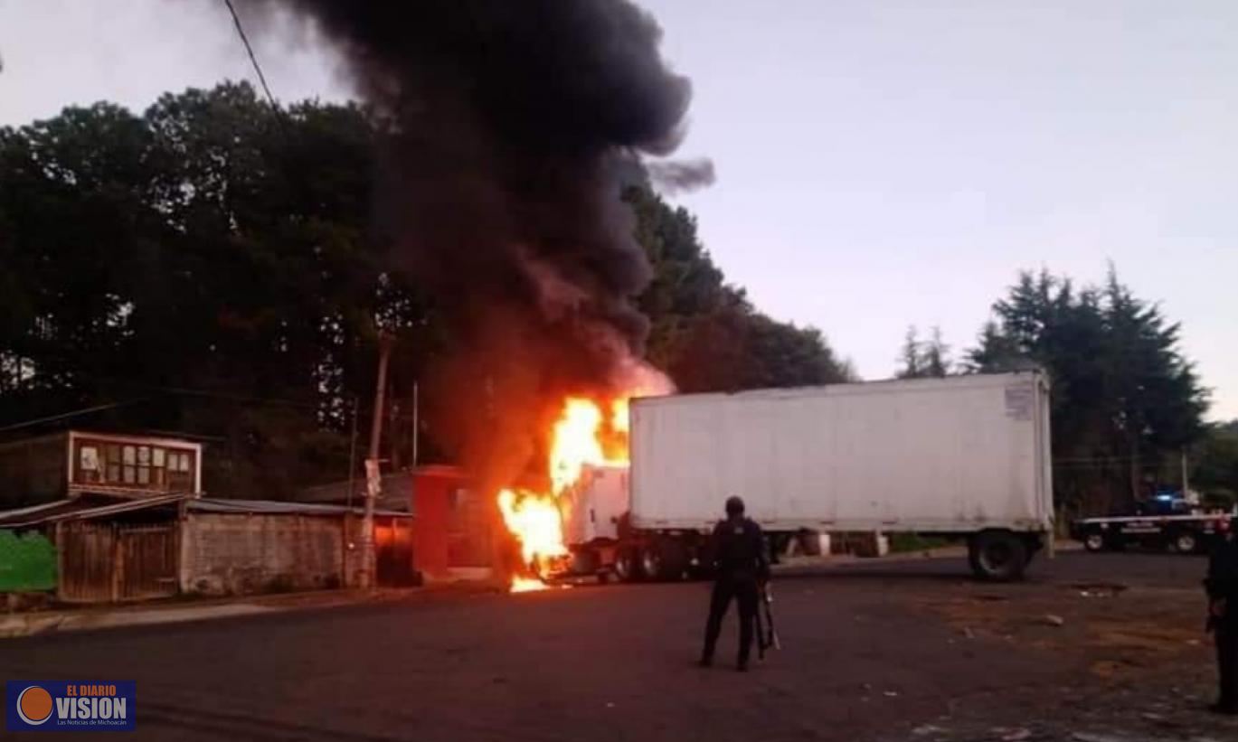 Por cuarto día consecutivo siguen los bloqueos y quemas de carros en carreteras en Michoacán