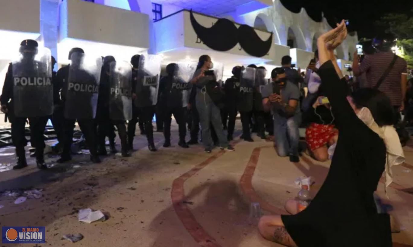 Policías reprimen a balazos protesta por feminicidio en Cancún; balean a periodistas 