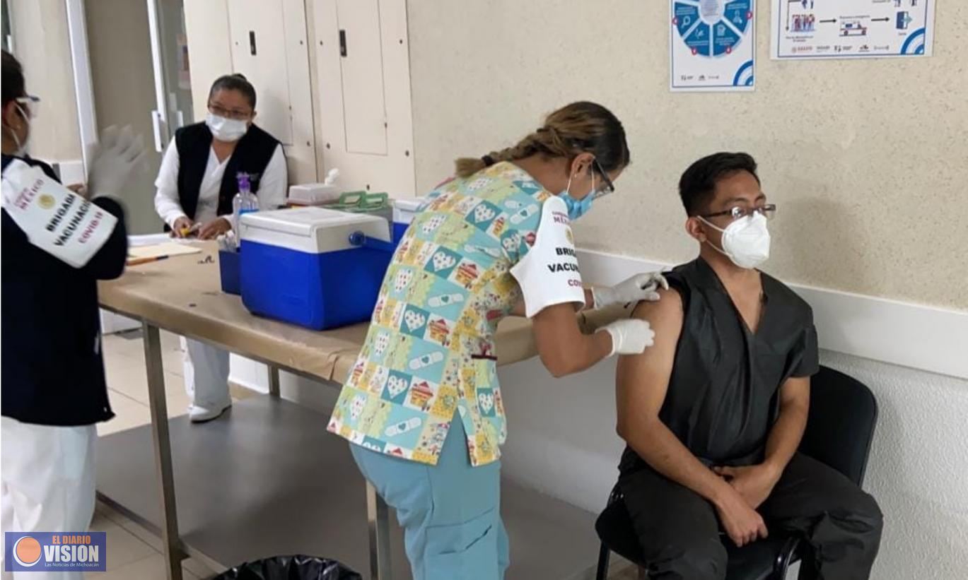 1600 trabajadores de la salud michoacanos reciben vacuna contra COVID-19 