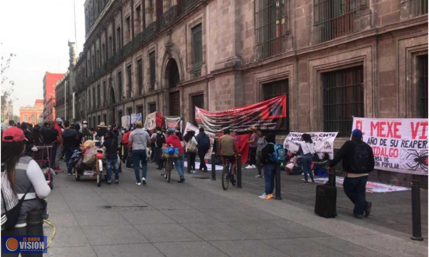 Instalan maestros de la CNTE de Michoacán plantón en Palacio Nacional