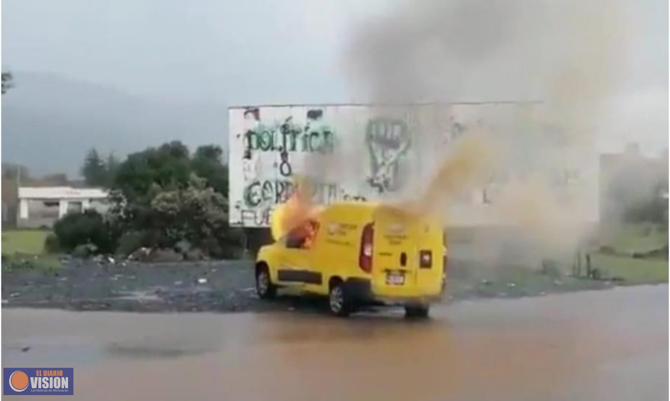 Habitantes de Arantepacua incendian una camioneta de paquetería en el acceso a la población