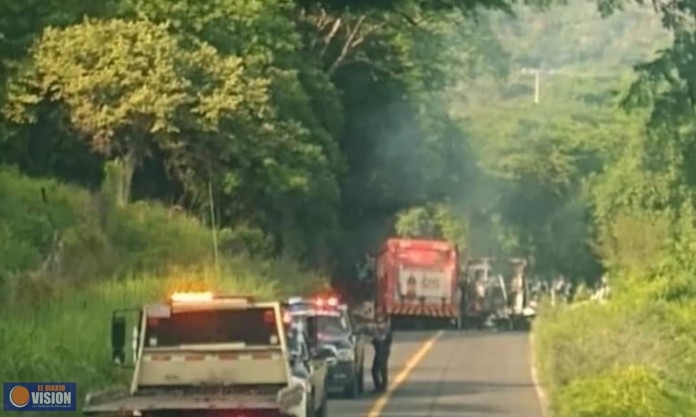 Se registran bloqueos y quema de vehículos en la carretera Uruapan – Lombardia