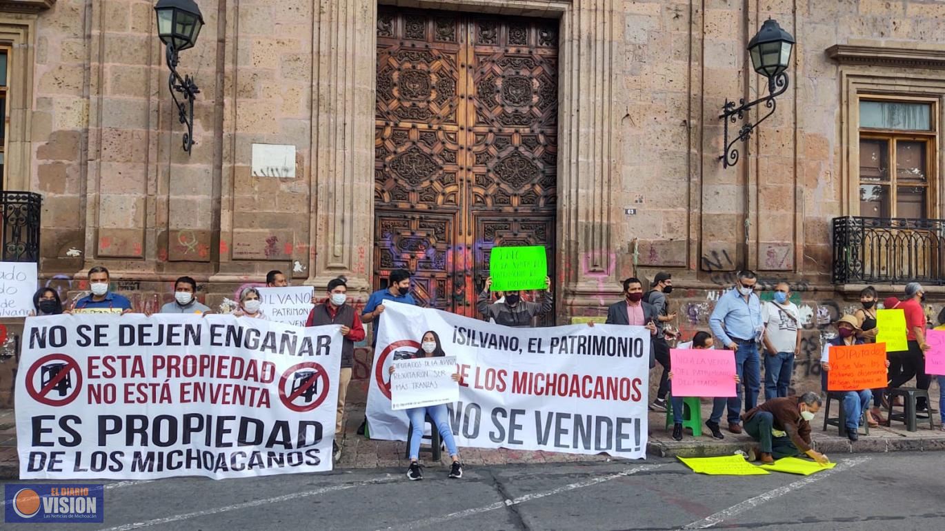 Integrantes de Morena, protestan por venta de inmuebles del patrimonio estatal 