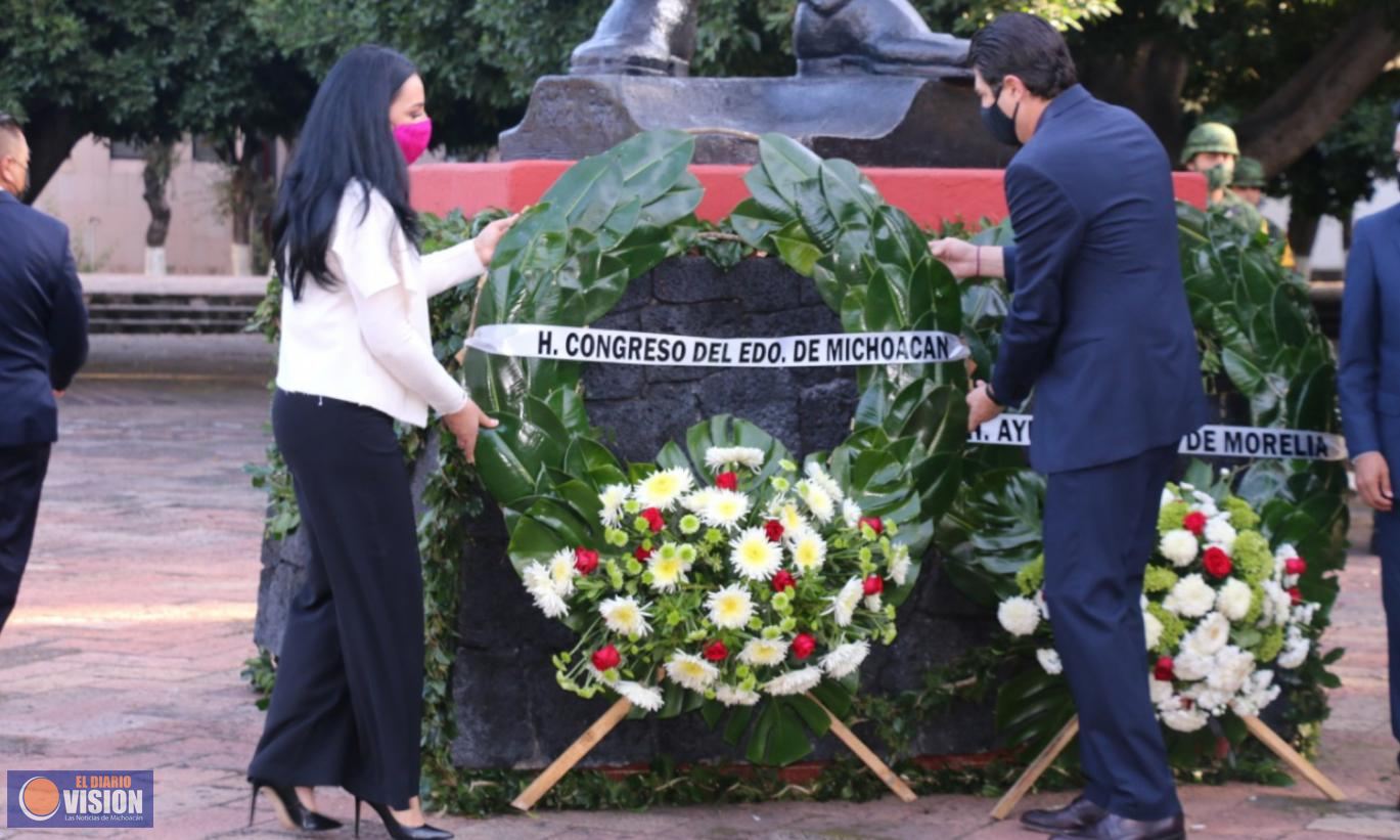 Adriana Hernández rinde honores a la Bandera Nacional y próceres de la patria