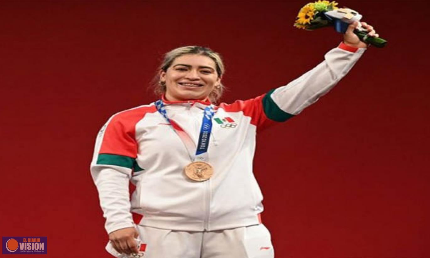 La medallista olímpica Aremi Fuentes denuncia que recibió un cheque sin fondo