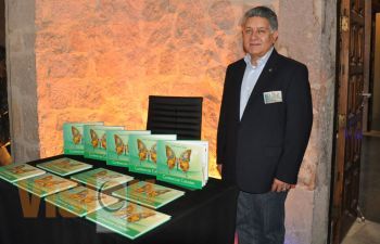 Presenta libro 