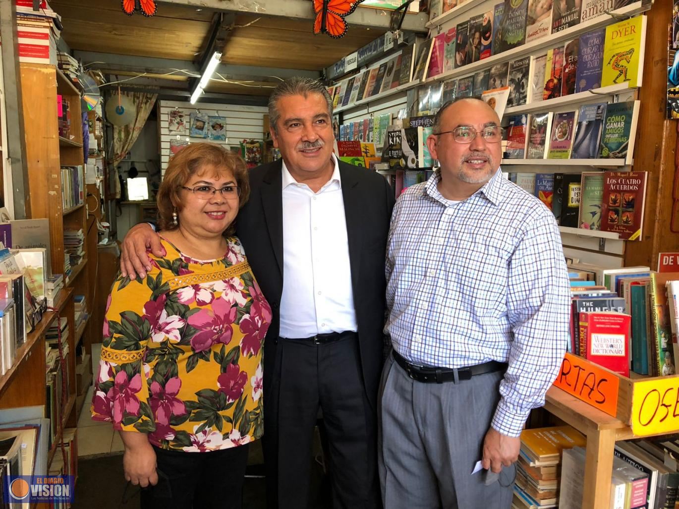 Raúl Morón, visitante distinguido en la Libreria Paraiso