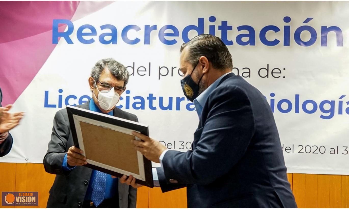 Recibe programa de licenciatura en Biología constancia de reacreditación 