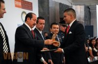 1.El Gobernador entrega premio al Mérito Juvenil 2010