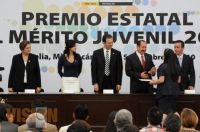 4.El Gobernador entrega premio al Mérito Juvenil 2010