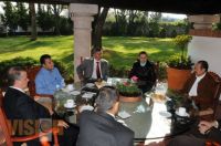 2.Leonel Godoy sostiene desayuno con diputados de Accion Nac