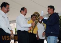 5.El Gobernador Leonel Godoy entrega instrumentos musicales