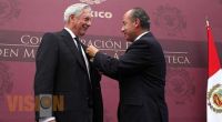 Condecora Presidente Felipe Calderón a Mario Vargas Llosa