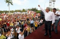 AMLO de gira proselitista en el Puerto de Lázaro Cárdenas Michoacán