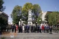 ofrenda floral en el monumento a los Mártires de Uruapan