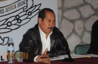 Leonel Godoy recibe a comisión de periodistas michoacanos