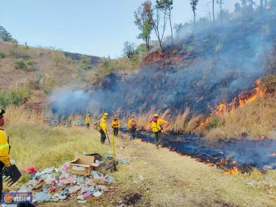 Realizan quema controlada para prevenir incendios en carretera Uruapan-Zirimícuaro