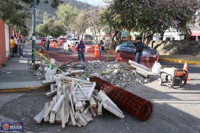 Llama Alfonso Martínez a circular con precaución en Av. Rotarismo por reparación de rejilla