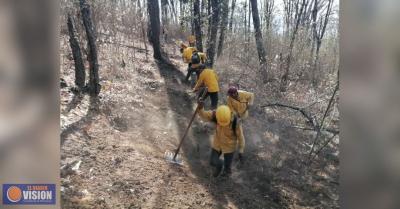 Helicóptero con helibalde atiende incendio forestal en Pátzcuaro